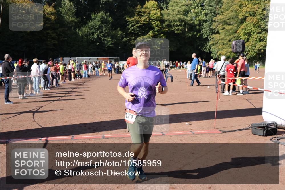 27.09.2026 - 35. Volkslauf durch das schöne Alstertal Strokosch-Dieckow http://msf.ph/oto/10585959 27.09.2026 11:54:38 Ziel 1546, 1571, 2462 meine-sportfotos.de