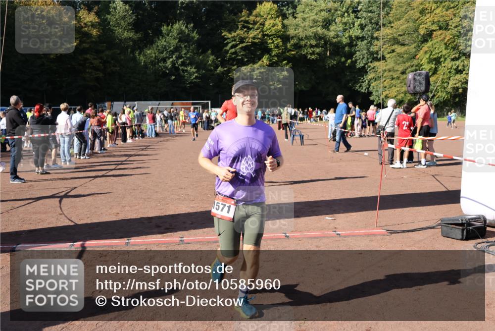 27.09.2026 - 35. Volkslauf durch das schöne Alstertal Strokosch-Dieckow http://msf.ph/oto/10585960 27.09.2026 11:54:38 Ziel 1546, 1571, 2462 meine-sportfotos.de