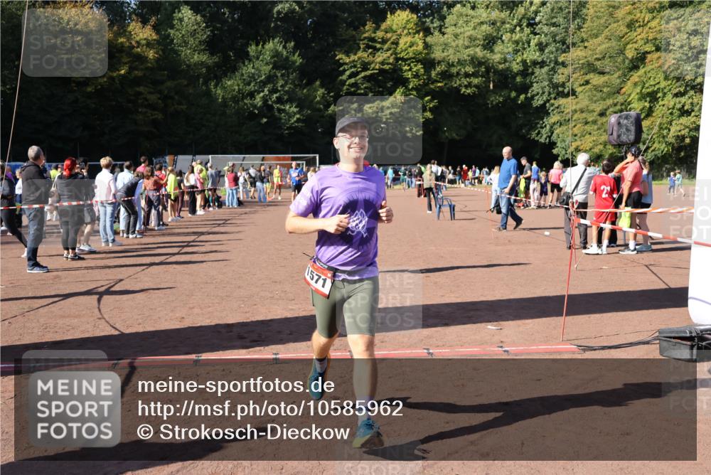 27.09.2026 - 35. Volkslauf durch das schöne Alstertal Strokosch-Dieckow http://msf.ph/oto/10585962 27.09.2026 11:54:38 Ziel 1546, 1571, 2462 meine-sportfotos.de