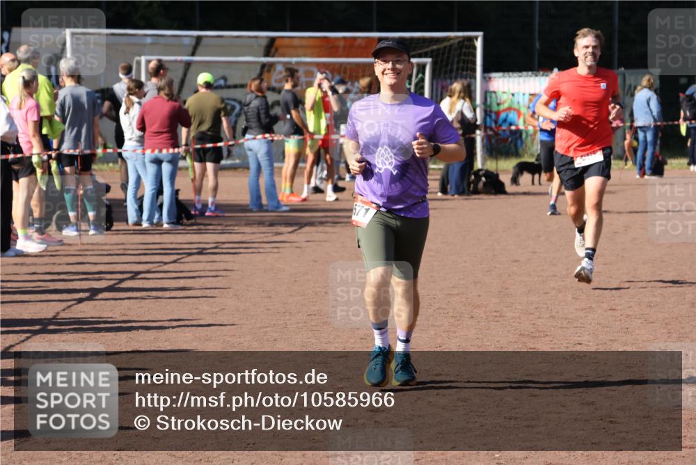 27.09.2026 - 35. Volkslauf durch das schöne Alstertal Strokosch-Dieckow http://msf.ph/oto/10585966 27.09.2026 11:54:35 Ziel 1571, 2462 meine-sportfotos.de