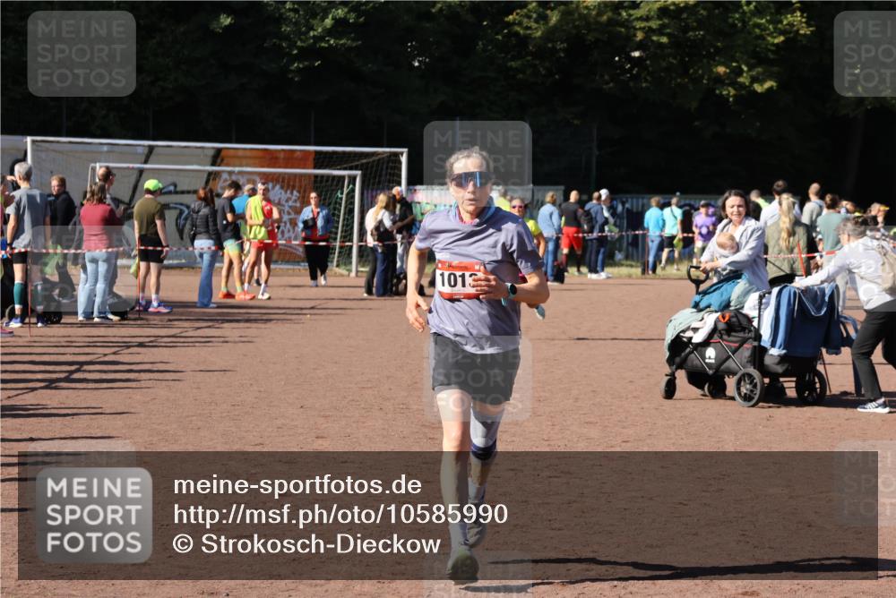27.09.2026 - 35. Volkslauf durch das schöne Alstertal Strokosch-Dieckow http://msf.ph/oto/10585990 27.09.2026 11:54:21 Ziel 1013, 1016 meine-sportfotos.de