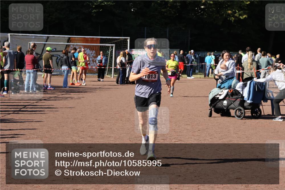 27.09.2026 - 35. Volkslauf durch das schöne Alstertal Strokosch-Dieckow http://msf.ph/oto/10585995 27.09.2026 11:54:20 Ziel 1013, 1014, 1016 meine-sportfotos.de