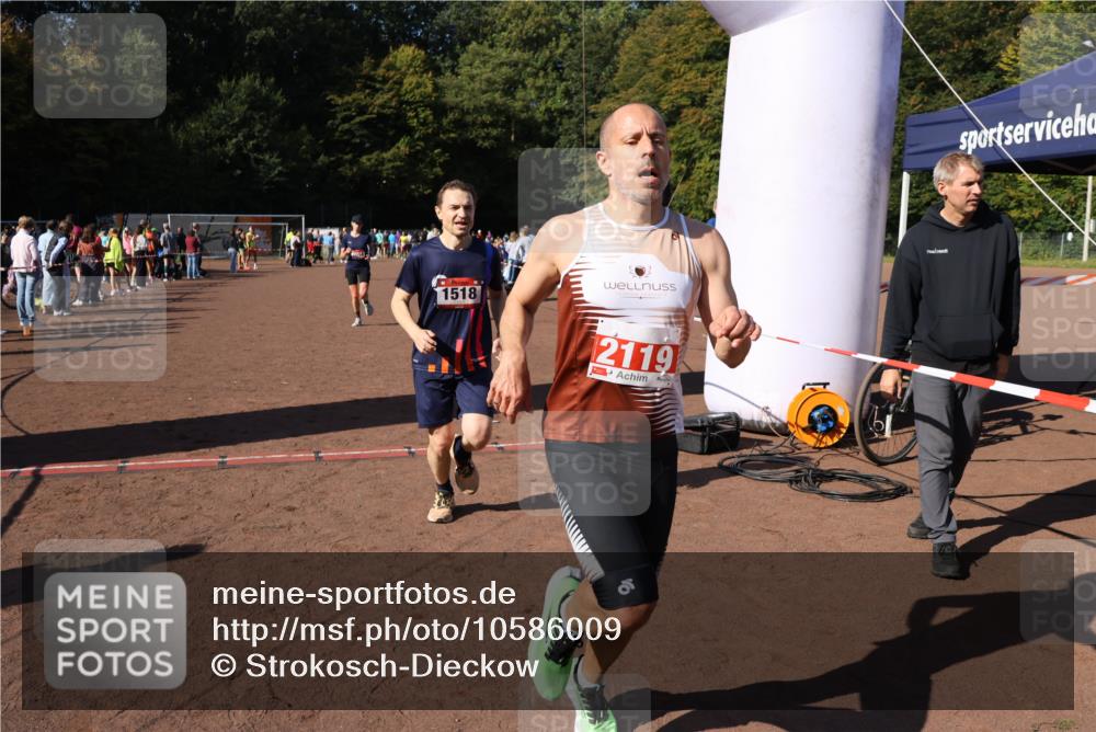 27.09.2026 - 35. Volkslauf durch das schöne Alstertal Strokosch-Dieckow http://msf.ph/oto/10586009 27.09.2026 11:54:14 Ziel 1013, 1014, 1518, 2119 meine-sportfotos.de