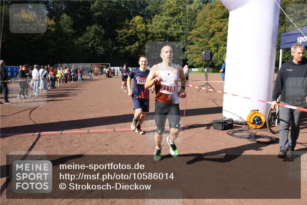 27.09.2026 - 35. Volkslauf durch das schöne Alstertal Strokosch-Dieckow http://msf.ph/oto/10586014 27.09.2026 11:54:14 Ziel 1013, 1014, 1518, 2119 meine-sportfotos.de