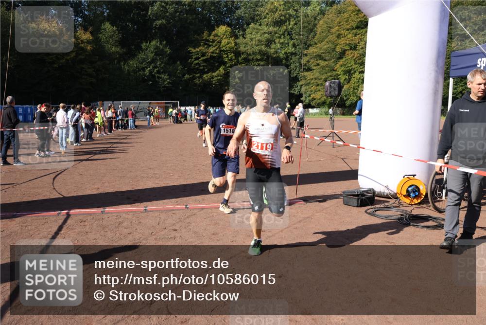 27.09.2026 - 35. Volkslauf durch das schöne Alstertal Strokosch-Dieckow http://msf.ph/oto/10586015 27.09.2026 11:54:14 Ziel 1013, 1014, 1518, 2119 meine-sportfotos.de