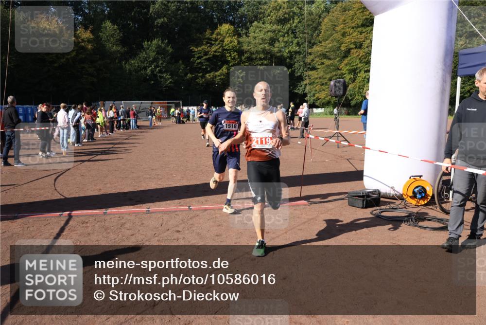 27.09.2026 - 35. Volkslauf durch das schöne Alstertal Strokosch-Dieckow http://msf.ph/oto/10586016 27.09.2026 11:54:14 Ziel 1013, 1014, 1518, 2119 meine-sportfotos.de