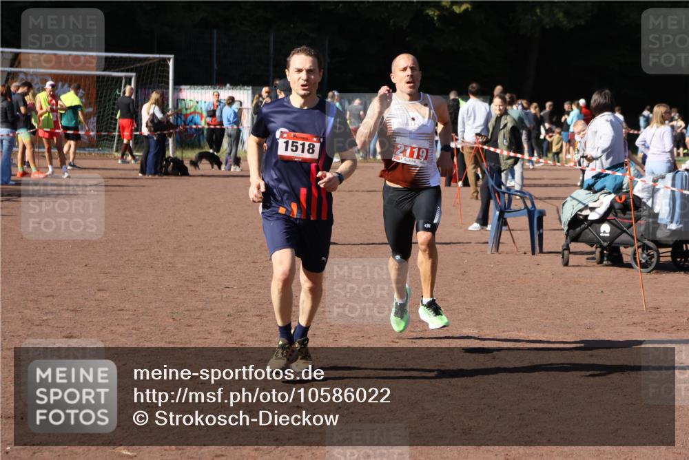 27.09.2026 - 35. Volkslauf durch das schöne Alstertal Strokosch-Dieckow http://msf.ph/oto/10586022 27.09.2026 11:54:12 Ziel 1014, 1518, 2119 meine-sportfotos.de