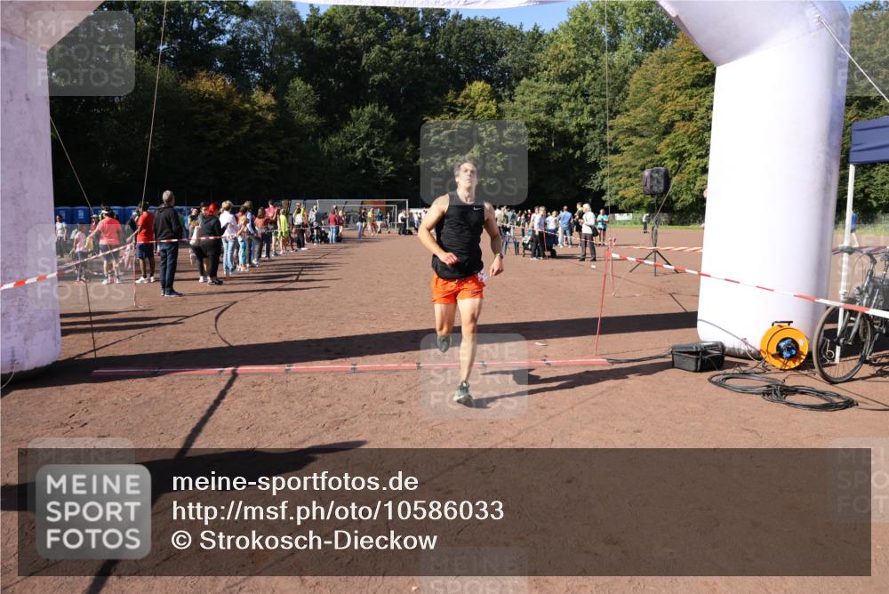 27.09.2026 - 35. Volkslauf durch das schöne Alstertal Strokosch-Dieckow http://msf.ph/oto/10586033 27.09.2026 11:54:05 Ziel 1518, 2119, 2485 meine-sportfotos.de