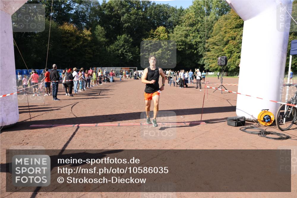 27.09.2026 - 35. Volkslauf durch das schöne Alstertal Strokosch-Dieckow http://msf.ph/oto/10586035 27.09.2026 11:54:05 Ziel 1518, 2119, 2485 meine-sportfotos.de