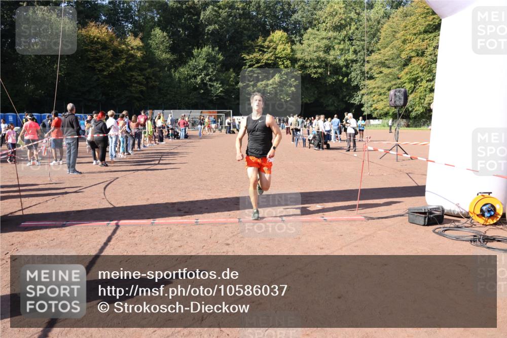 27.09.2026 - 35. Volkslauf durch das schöne Alstertal Strokosch-Dieckow http://msf.ph/oto/10586037 27.09.2026 11:54:05 Ziel 1518, 2119, 2485 meine-sportfotos.de