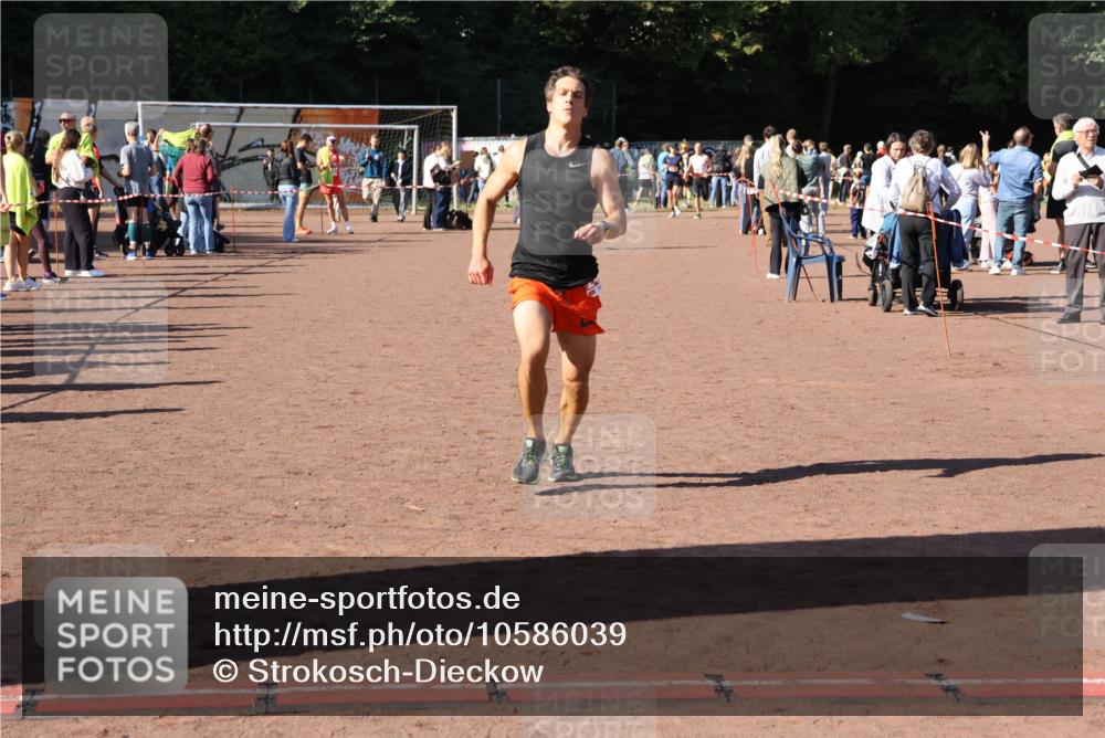27.09.2026 - 35. Volkslauf durch das schöne Alstertal Strokosch-Dieckow http://msf.ph/oto/10586039 27.09.2026 11:54:04 Ziel 2485 meine-sportfotos.de