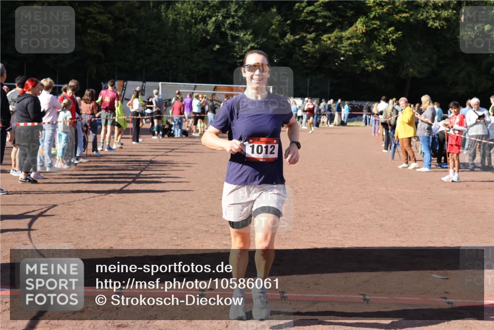 27.09.2026 - 35. Volkslauf durch das schöne Alstertal Strokosch-Dieckow http://msf.ph/oto/10586061 27.09.2026 11:53:39 Ziel 1012, 1498 meine-sportfotos.de