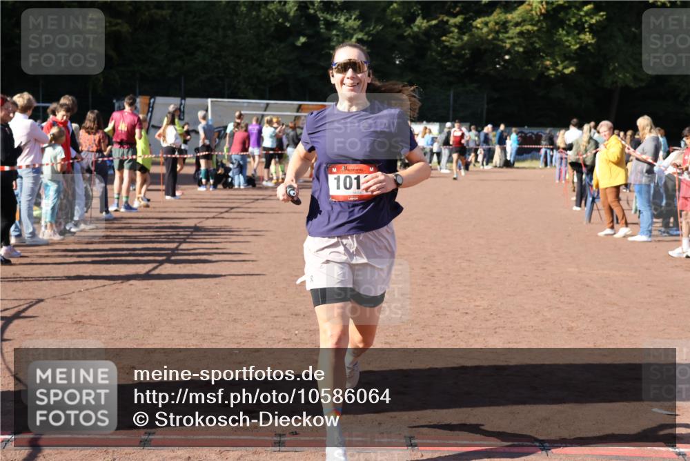 27.09.2026 - 35. Volkslauf durch das schöne Alstertal Strokosch-Dieckow http://msf.ph/oto/10586064 27.09.2026 11:53:39 Ziel 1012, 1498 meine-sportfotos.de