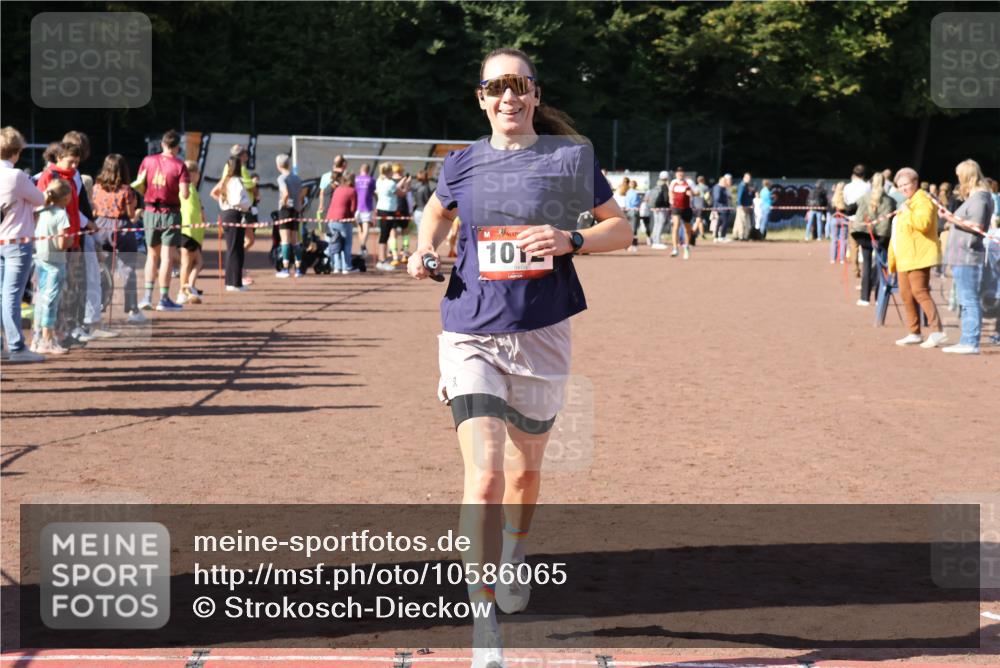 27.09.2026 - 35. Volkslauf durch das schöne Alstertal Strokosch-Dieckow http://msf.ph/oto/10586065 27.09.2026 11:53:39 Ziel 1012, 1498 meine-sportfotos.de