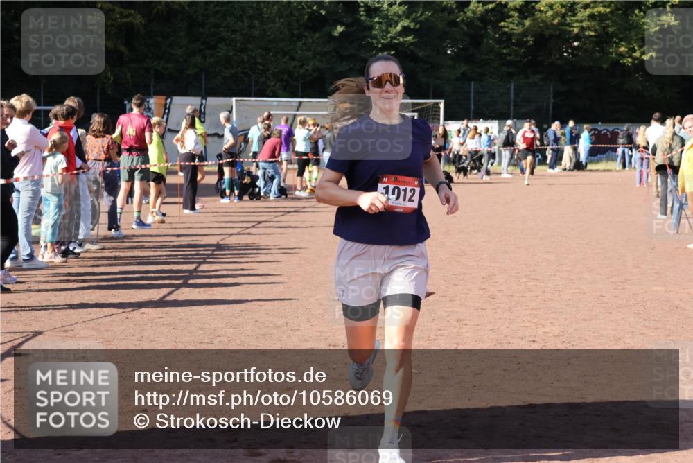 27.09.2026 - 35. Volkslauf durch das schöne Alstertal Strokosch-Dieckow http://msf.ph/oto/10586069 27.09.2026 11:53:39 Ziel 1012, 1498 meine-sportfotos.de
