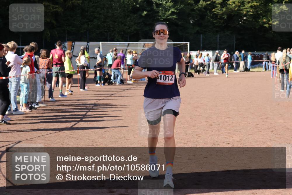 27.09.2026 - 35. Volkslauf durch das schöne Alstertal Strokosch-Dieckow http://msf.ph/oto/10586071 27.09.2026 11:53:39 Ziel 1012, 1498 meine-sportfotos.de