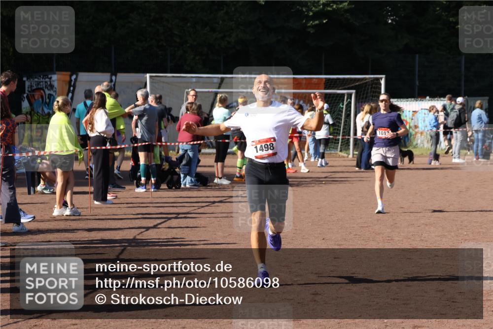 27.09.2026 - 35. Volkslauf durch das schöne Alstertal Strokosch-Dieckow http://msf.ph/oto/10586098 27.09.2026 11:53:33 Ziel 1012, 1498 meine-sportfotos.de