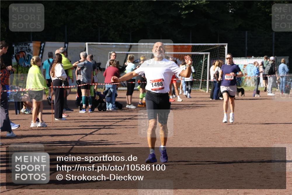 27.09.2026 - 35. Volkslauf durch das schöne Alstertal Strokosch-Dieckow http://msf.ph/oto/10586100 27.09.2026 11:53:32 Ziel 1012, 1498 meine-sportfotos.de
