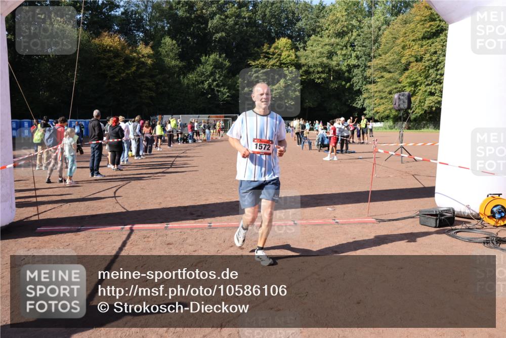 27.09.2026 - 35. Volkslauf durch das schöne Alstertal Strokosch-Dieckow http://msf.ph/oto/10586106 27.09.2026 11:53:24 Ziel 1572 meine-sportfotos.de