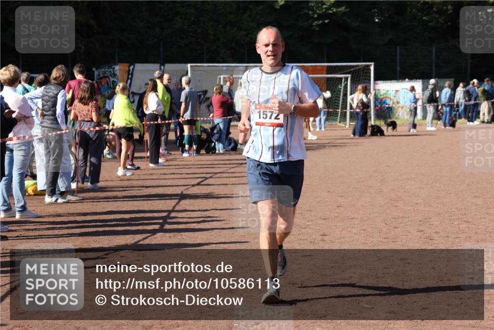 27.09.2026 - 35. Volkslauf durch das schöne Alstertal Strokosch-Dieckow http://msf.ph/oto/10586113 27.09.2026 11:53:22 Ziel 1572 meine-sportfotos.de