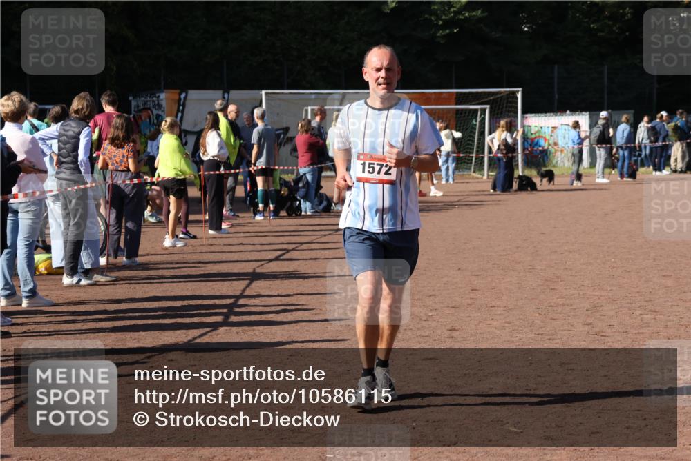 27.09.2026 - 35. Volkslauf durch das schöne Alstertal Strokosch-Dieckow http://msf.ph/oto/10586115 27.09.2026 11:53:22 Ziel 1572 meine-sportfotos.de