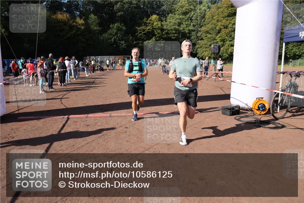 27.09.2026 - 35. Volkslauf durch das schöne Alstertal Strokosch-Dieckow http://msf.ph/oto/10586125 27.09.2026 11:53:02 Ziel 1474, 1552, 2470, 2972 meine-sportfotos.de