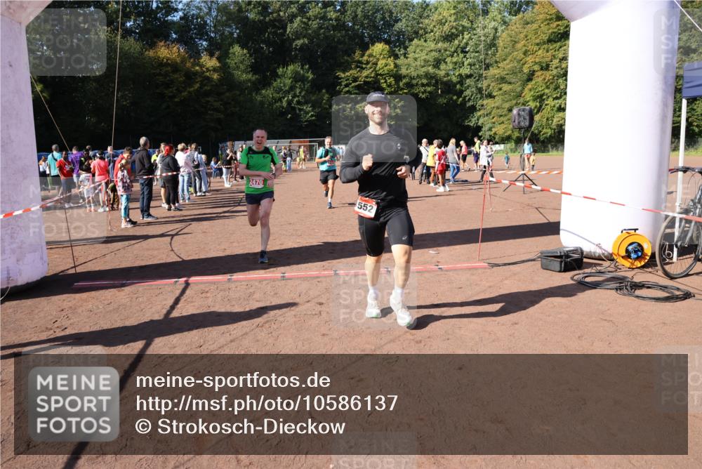 27.09.2026 - 35. Volkslauf durch das schöne Alstertal Strokosch-Dieckow http://msf.ph/oto/10586137 27.09.2026 11:52:59 Ziel 1474, 1552, 2470, 2972 meine-sportfotos.de