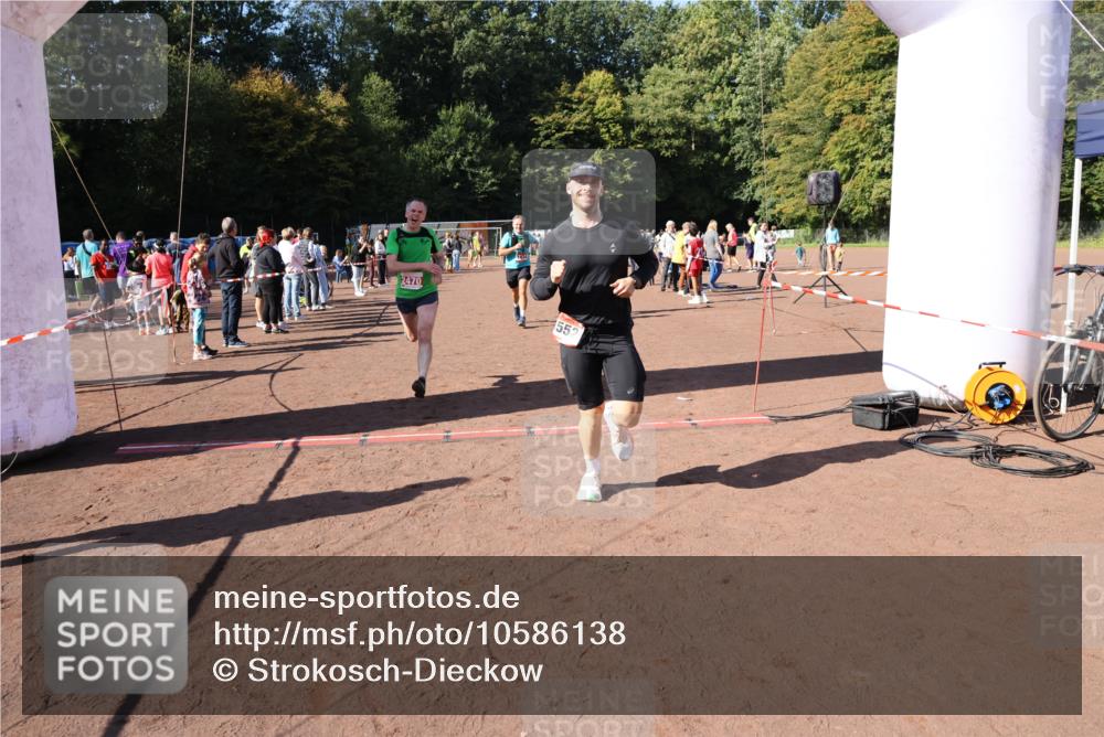 27.09.2026 - 35. Volkslauf durch das schöne Alstertal Strokosch-Dieckow http://msf.ph/oto/10586138 27.09.2026 11:52:59 Ziel 1474, 1552, 2470, 2972 meine-sportfotos.de