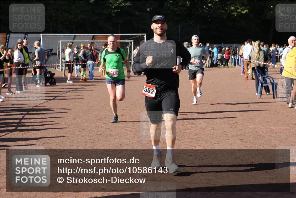 27.09.2026 - 35. Volkslauf durch das schöne Alstertal Strokosch-Dieckow http://msf.ph/oto/10586143 27.09.2026 11:52:58 Ziel 1474, 1552, 2470, 2972 meine-sportfotos.de