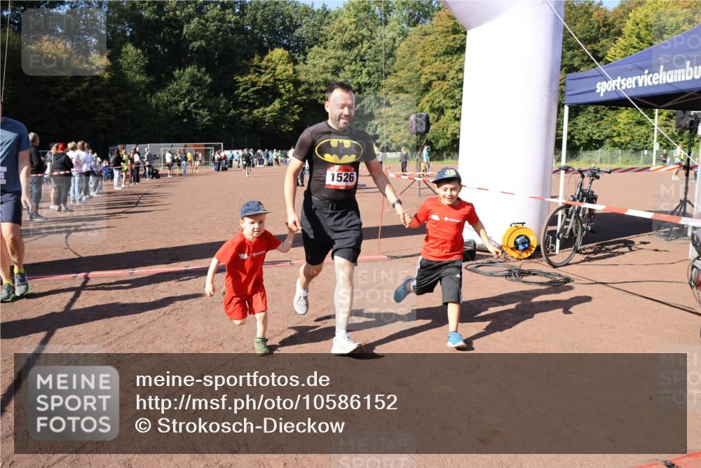 27.09.2026 - 35. Volkslauf durch das schöne Alstertal Strokosch-Dieckow http://msf.ph/oto/10586152 27.09.2026 11:52:51 Ziel 1526, 1552, 2470, 3154 meine-sportfotos.de