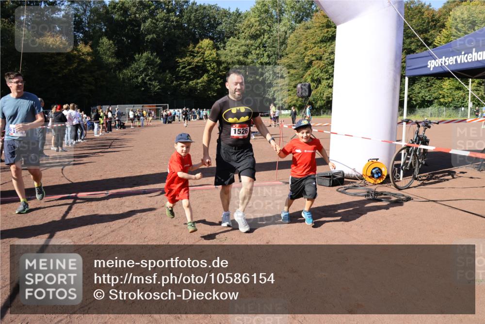 27.09.2026 - 35. Volkslauf durch das schöne Alstertal Strokosch-Dieckow http://msf.ph/oto/10586154 27.09.2026 11:52:51 Ziel 1526, 1552, 2470, 3154 meine-sportfotos.de