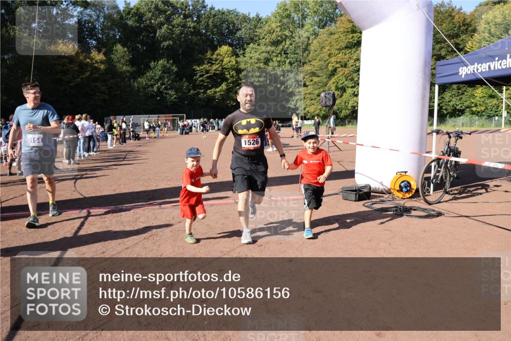 27.09.2026 - 35. Volkslauf durch das schöne Alstertal Strokosch-Dieckow http://msf.ph/oto/10586156 27.09.2026 11:52:51 Ziel 1526, 1552, 2470, 3154 meine-sportfotos.de