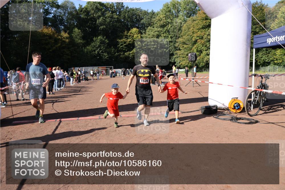 27.09.2026 - 35. Volkslauf durch das schöne Alstertal Strokosch-Dieckow http://msf.ph/oto/10586160 27.09.2026 11:52:51 Ziel 1526, 1552, 2470, 3154 meine-sportfotos.de