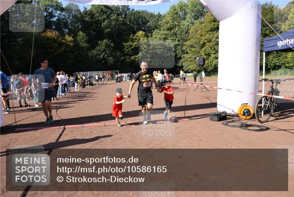 27.09.2026 - 35. Volkslauf durch das schöne Alstertal Strokosch-Dieckow http://msf.ph/oto/10586165 27.09.2026 11:52:50 Ziel 1526, 1552, 3154 meine-sportfotos.de