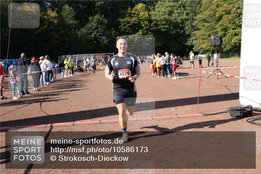 27.09.2026 - 35. Volkslauf durch das schöne Alstertal Strokosch-Dieckow http://msf.ph/oto/10586173 27.09.2026 11:52:42 Ziel 1021, 1526, 1576, 3030, 3154 meine-sportfotos.de