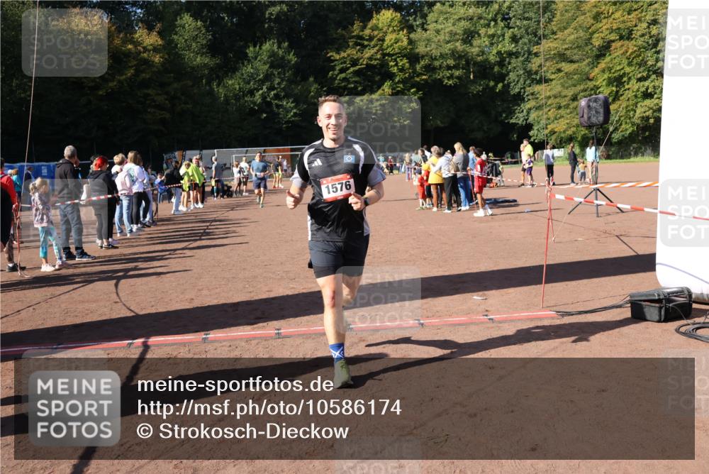 27.09.2026 - 35. Volkslauf durch das schöne Alstertal Strokosch-Dieckow http://msf.ph/oto/10586174 27.09.2026 11:52:42 Ziel 1021, 1526, 1576, 3030, 3154 meine-sportfotos.de