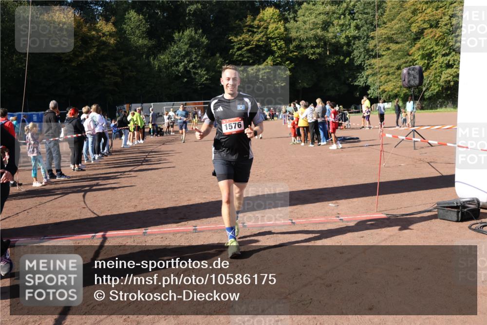 27.09.2026 - 35. Volkslauf durch das schöne Alstertal Strokosch-Dieckow http://msf.ph/oto/10586175 27.09.2026 11:52:42 Ziel 1021, 1526, 1576, 3030, 3154 meine-sportfotos.de
