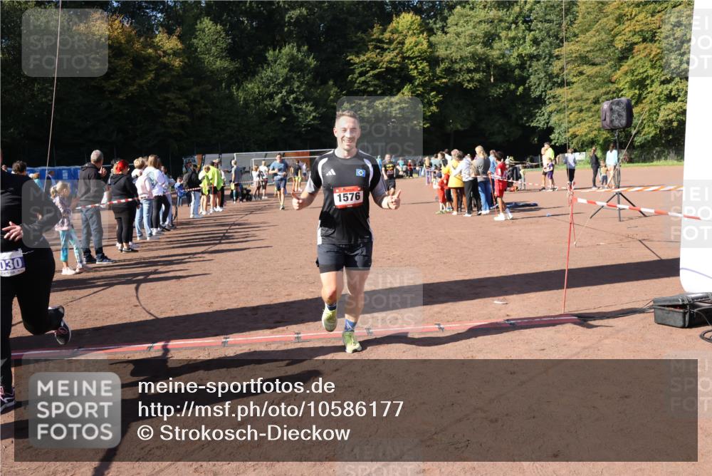 27.09.2026 - 35. Volkslauf durch das schöne Alstertal Strokosch-Dieckow http://msf.ph/oto/10586177 27.09.2026 11:52:42 Ziel 1021, 1526, 1576, 3030, 3154 meine-sportfotos.de