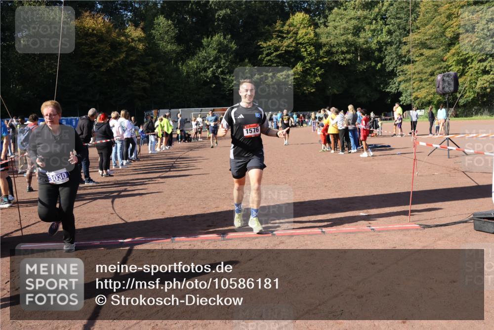 27.09.2026 - 35. Volkslauf durch das schöne Alstertal Strokosch-Dieckow http://msf.ph/oto/10586181 27.09.2026 11:52:42 Ziel 1021, 1526, 1576, 3030, 3154 meine-sportfotos.de