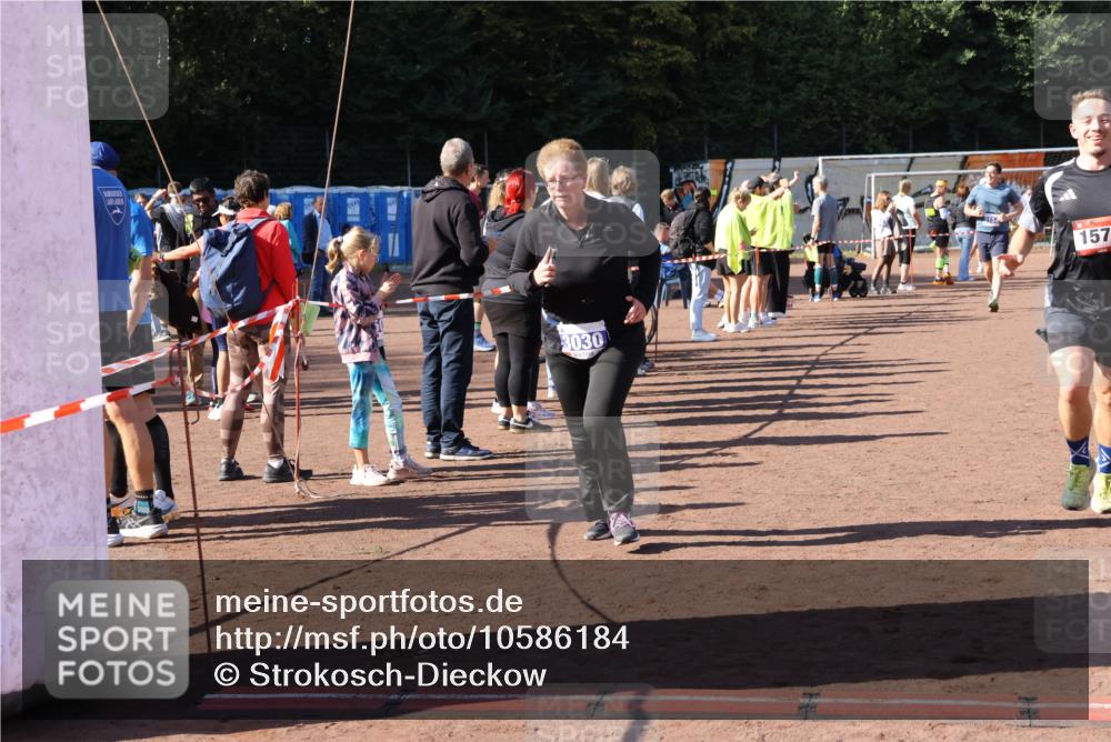 27.09.2026 - 35. Volkslauf durch das schöne Alstertal Strokosch-Dieckow http://msf.ph/oto/10586184 27.09.2026 11:52:41 Ziel 1021, 1576, 3030 meine-sportfotos.de
