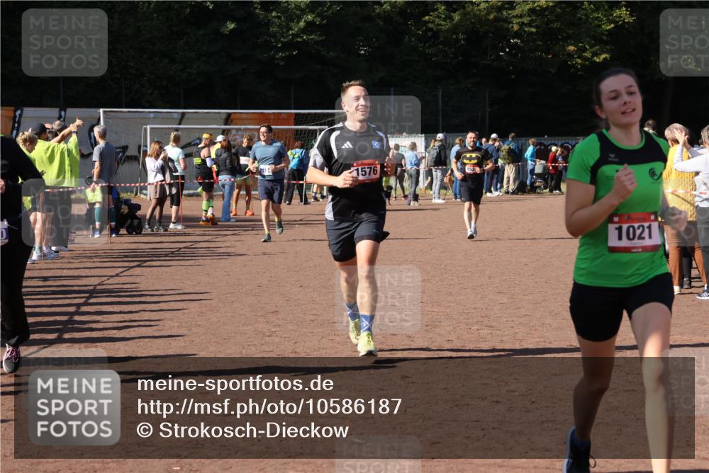 27.09.2026 - 35. Volkslauf durch das schöne Alstertal Strokosch-Dieckow http://msf.ph/oto/10586187 27.09.2026 11:52:40 Ziel 1021, 1576, 3030 meine-sportfotos.de