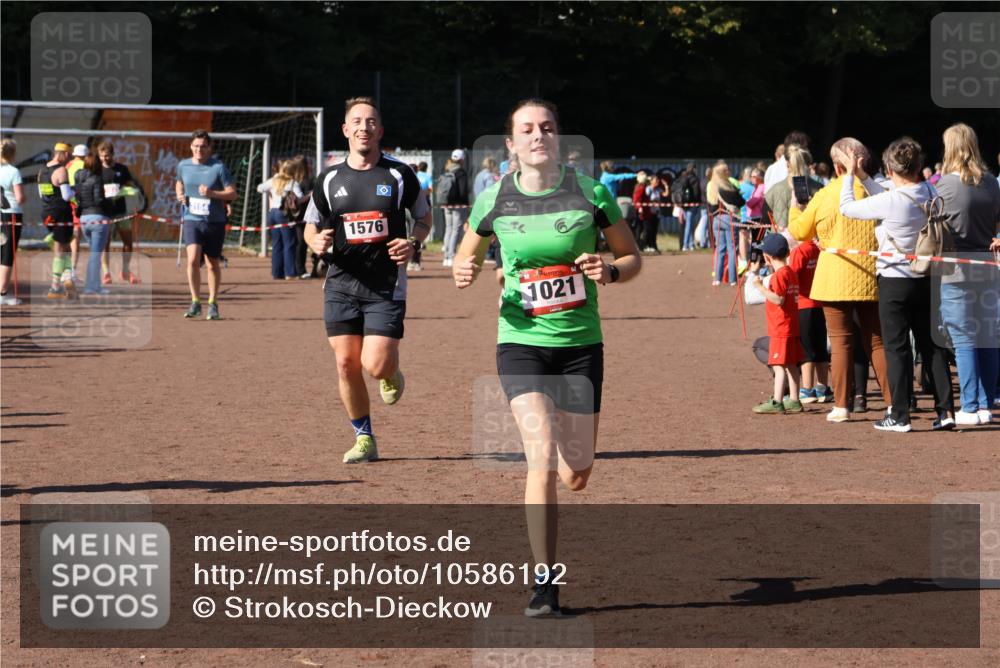 27.09.2026 - 35. Volkslauf durch das schöne Alstertal Strokosch-Dieckow http://msf.ph/oto/10586192 27.09.2026 11:52:39 Ziel 1021, 1576, 3030 meine-sportfotos.de
