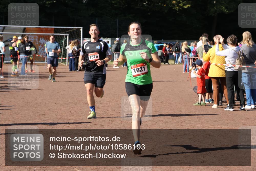 27.09.2026 - 35. Volkslauf durch das schöne Alstertal Strokosch-Dieckow http://msf.ph/oto/10586193 27.09.2026 11:52:39 Ziel 1021, 1576, 3030 meine-sportfotos.de