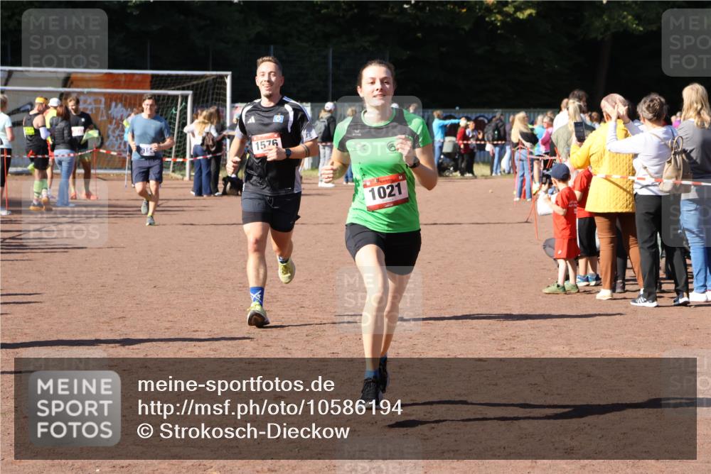 27.09.2026 - 35. Volkslauf durch das schöne Alstertal Strokosch-Dieckow http://msf.ph/oto/10586194 27.09.2026 11:52:39 Ziel 1021, 1576, 3030 meine-sportfotos.de