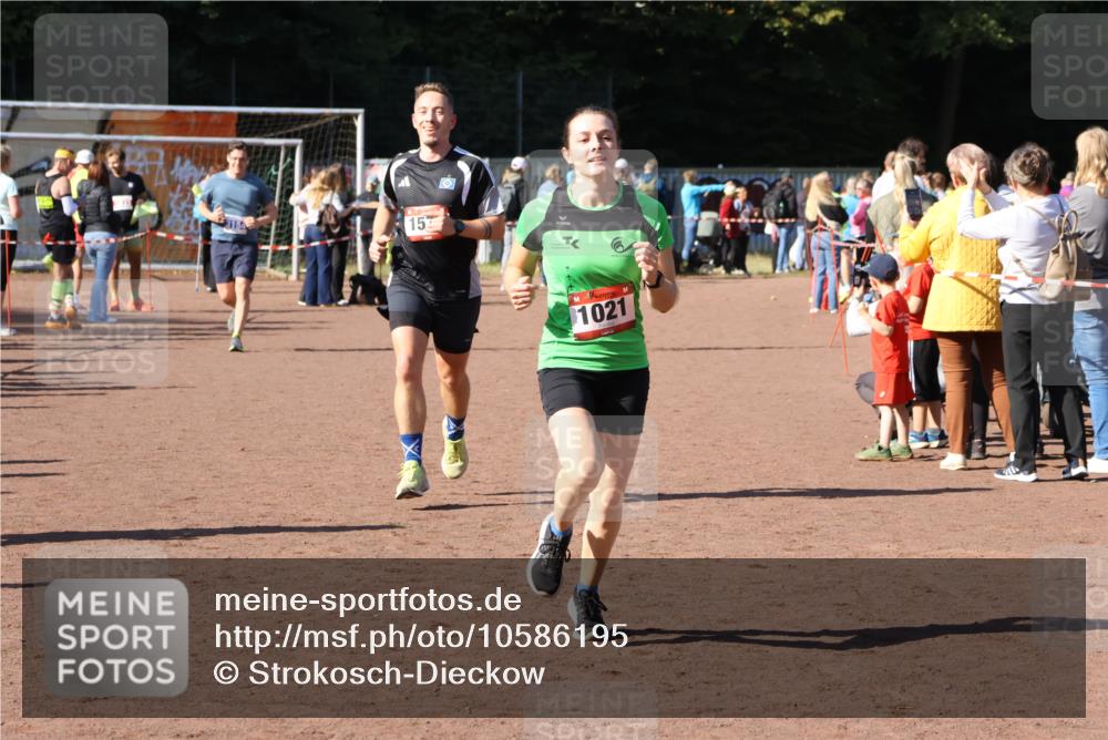27.09.2026 - 35. Volkslauf durch das schöne Alstertal Strokosch-Dieckow http://msf.ph/oto/10586195 27.09.2026 11:52:39 Ziel 1021, 1576, 3030 meine-sportfotos.de