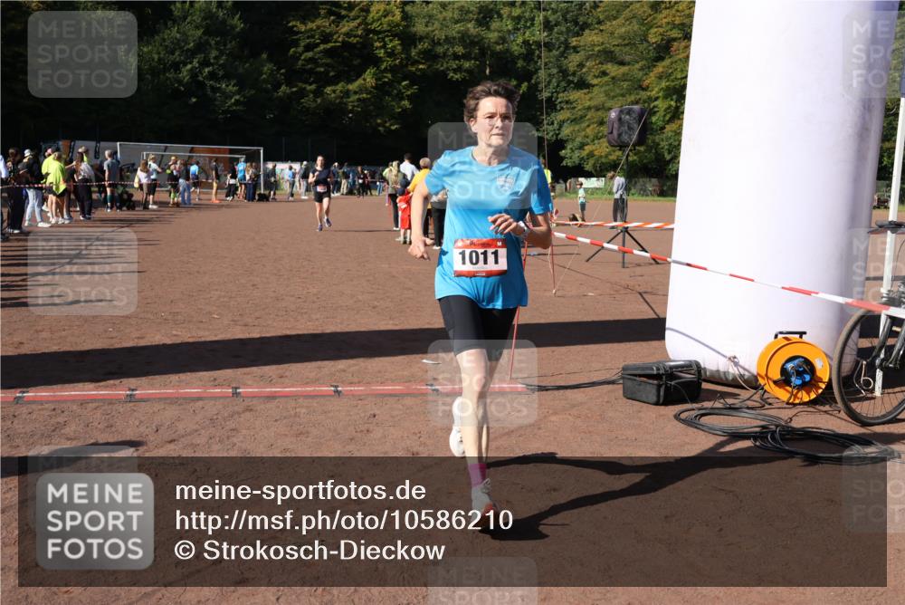 27.09.2026 - 35. Volkslauf durch das schöne Alstertal Strokosch-Dieckow http://msf.ph/oto/10586210 27.09.2026 11:52:22 Ziel 1008, 1011 meine-sportfotos.de