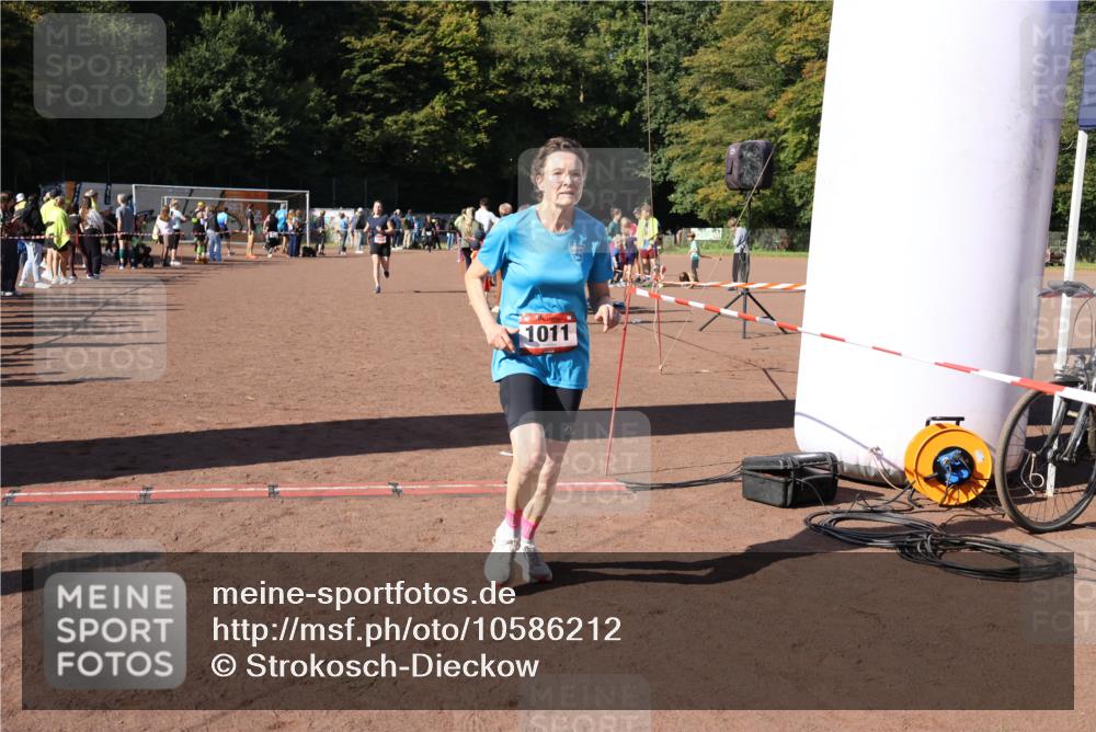 27.09.2026 - 35. Volkslauf durch das schöne Alstertal Strokosch-Dieckow http://msf.ph/oto/10586212 27.09.2026 11:52:22 Ziel 1008, 1011 meine-sportfotos.de