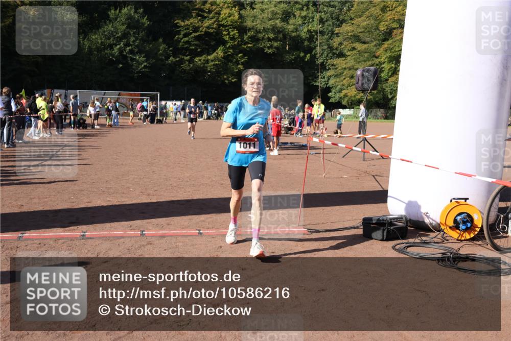 27.09.2026 - 35. Volkslauf durch das schöne Alstertal Strokosch-Dieckow http://msf.ph/oto/10586216 27.09.2026 11:52:22 Ziel 1008, 1011 meine-sportfotos.de