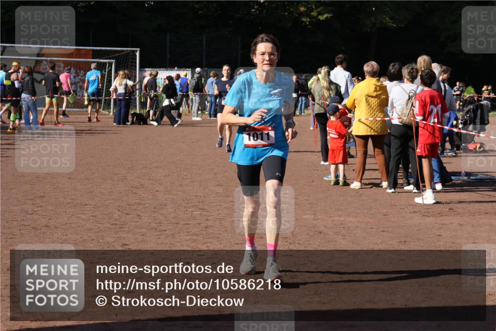 27.09.2026 - 35. Volkslauf durch das schöne Alstertal Strokosch-Dieckow http://msf.ph/oto/10586218 27.09.2026 11:52:20 Ziel 1008, 1011 meine-sportfotos.de