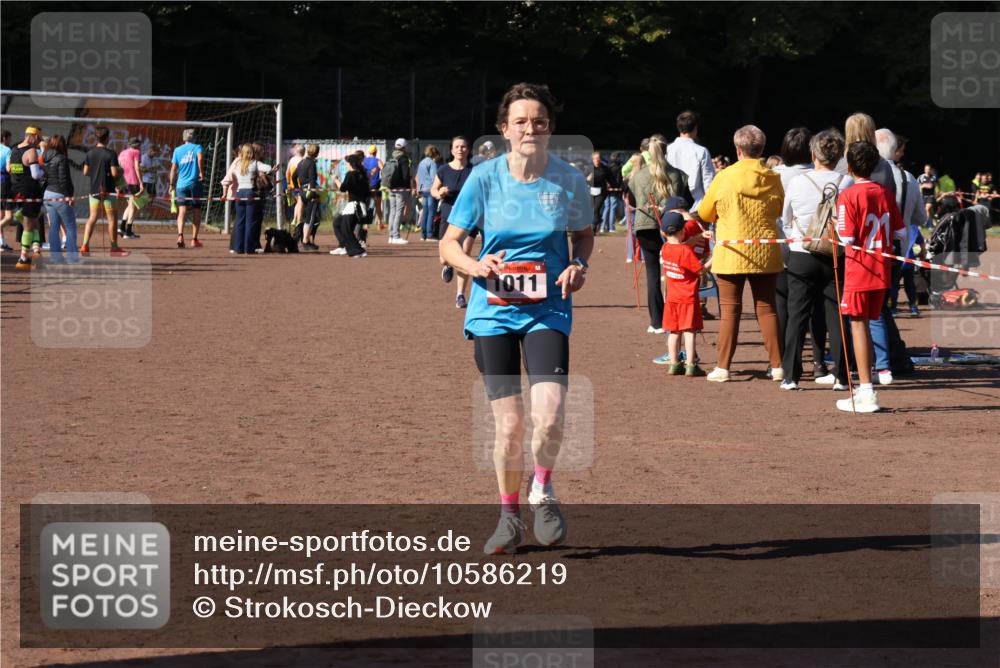 27.09.2026 - 35. Volkslauf durch das schöne Alstertal Strokosch-Dieckow http://msf.ph/oto/10586219 27.09.2026 11:52:20 Ziel 1008, 1011 meine-sportfotos.de
